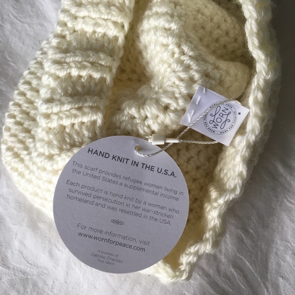 NWT Handmade ivory & gray knit beanie with flower - Picture 4 of 5